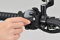 Daytona Źródło zasilania z portem USB typu C na smukłej obejmie do montażu na kierownicy motocykla 80967