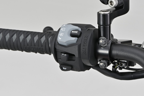 Daytona Źródło zasilania z portem USB typu C na smukłej obejmie do montażu na kierownicy motocykla 80967