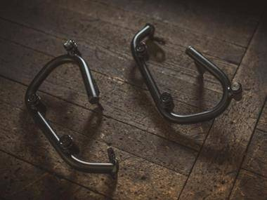 STELAŻ BOCZNY SLC LEWY SW-MOTECH THRUXTON, SCRAMBLER, BONNEVILLE/T100, BLACK