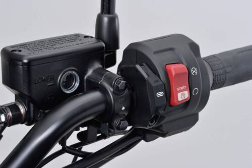 Daytona Źródło zasilania z portem USB typu C na smukłej obejmie do montażu na kierownicy motocykla 80400