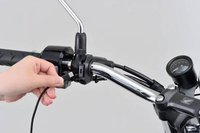Daytona Źródło zasilania z portem USB typu C na smukłej obejmie do montażu na kierownicy motocykla 80400