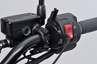 Daytona Źródło zasilania z portem USB typu C na smukłej obejmie do montażu na kierownicy motocykla 80400