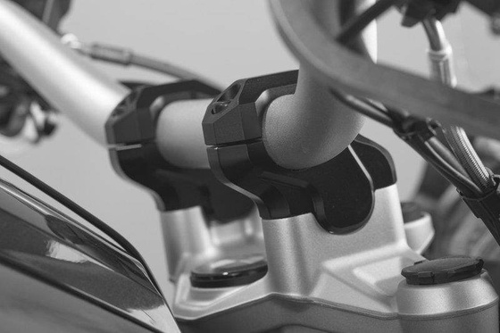 ZESTAW PODWYŻSZAJĄCY KIEROWNICĘ BMW MODELS, PODWYŻSZENIE 32MM, PRZESUNIĘCIE 25MM SW-MOTECH BLACK