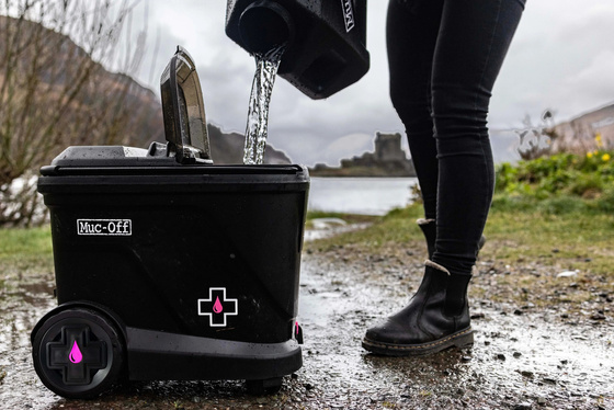 Muc-Off 21180 - Mobilna myjka ciśnieniowa + 1L Nano Tech Motorcycle Cleaner