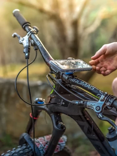 Nakładka przeciwdeszczowa Quad Lock® MAG - iPhone 16 Plus