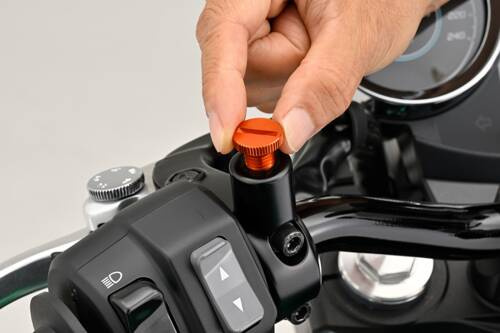 Śruba zaślepka do otworu lusterka  M10-P1.25/prawa pomarańczowa