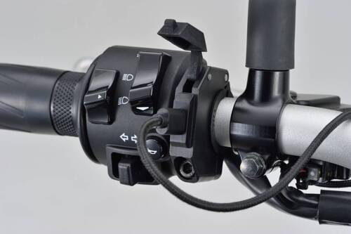 Daytona Źródło zasilania z portem USB typu C na smukłej obejmie do montażu na kierownicy motocykla 80400