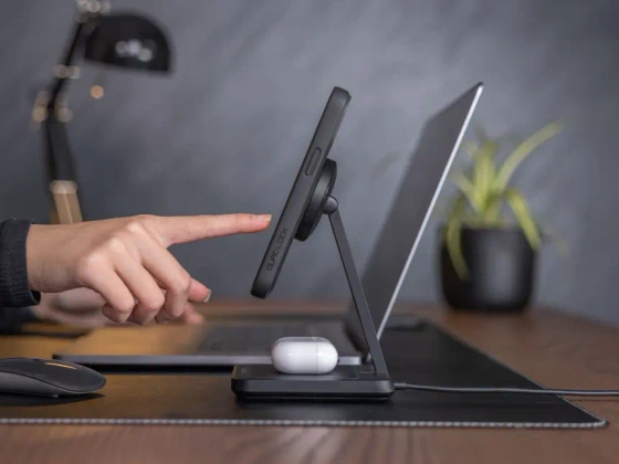 Quad Lock® MAG Dual Desktop Wireless Charger