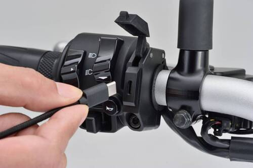 Daytona Źródło zasilania z portem USB typu C na smukłej obejmie do montażu na kierownicy motocykla 80400