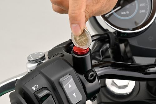 Śruba zaślepka do otworu lusterka M10-P1.25/prawa czerwona