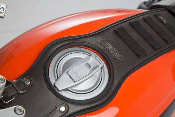 ZESTAW TORBA AKCESORYJNA LA1 I PAS NA ZBIORNIK SLA SW-MOTECH SCRAMBLER MODELS (14-), BROWN