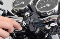 Daytona Źródło zasilania z portem USB typu C na smukłej obejmie do montażu na kierownicy motocykla 80400