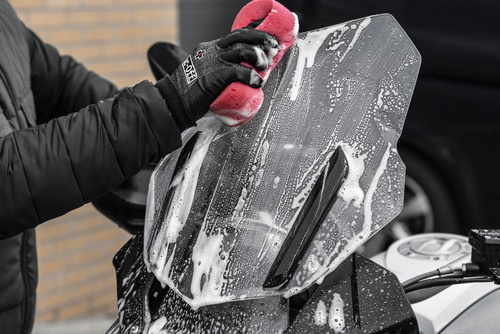 Muc-Off 300 - Próżniowo pakowana gąbka do mycia motocykla z mikroporami