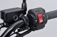 Daytona Źródło zasilania z portem USB typu C na smukłej obejmie do montażu na kierownicy motocykla 80400