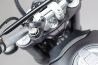 GNIAZDO ZAPALNICZKI Z ADAPTEREM USB, MOCOWANE NA KIEROWNICĘ (22-28MM) SW-MOTECH BLACK