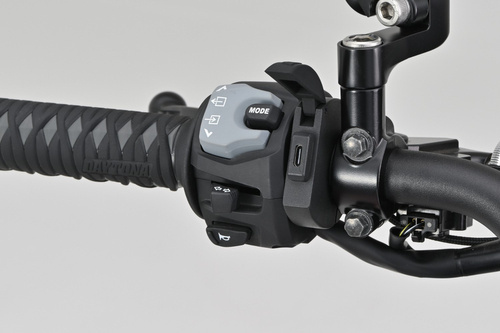 Daytona Źródło zasilania z portem USB typu C na smukłej obejmie do montażu na kierownicy motocykla 80967